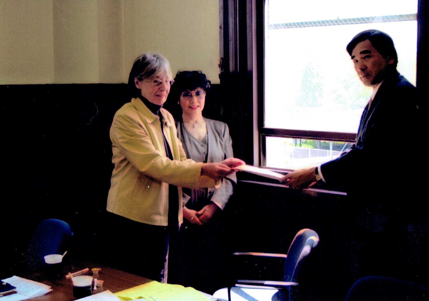 保護中: 大阪府知事との会議